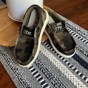Kids Hey Dude size 12 green camo NWOT
